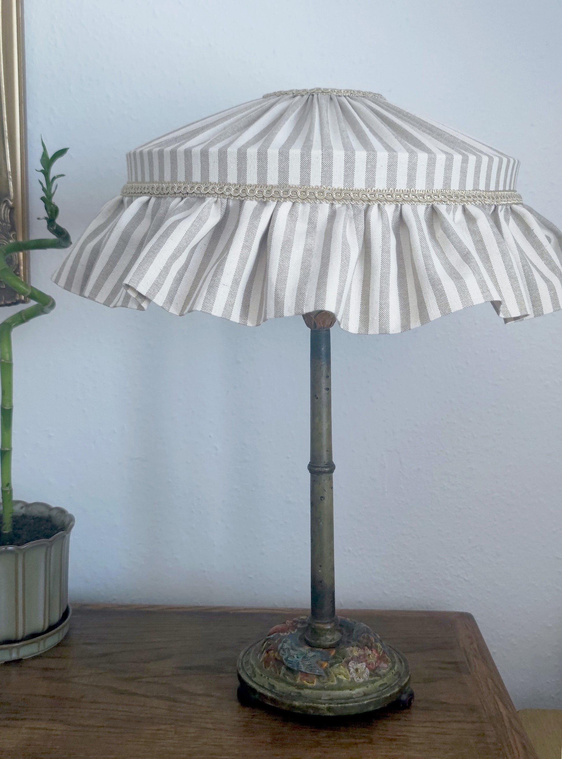 Ruffled lampshade for a table lamp